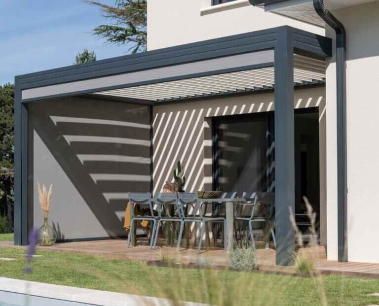 Pergola bioclimatique installée sur une terrasse