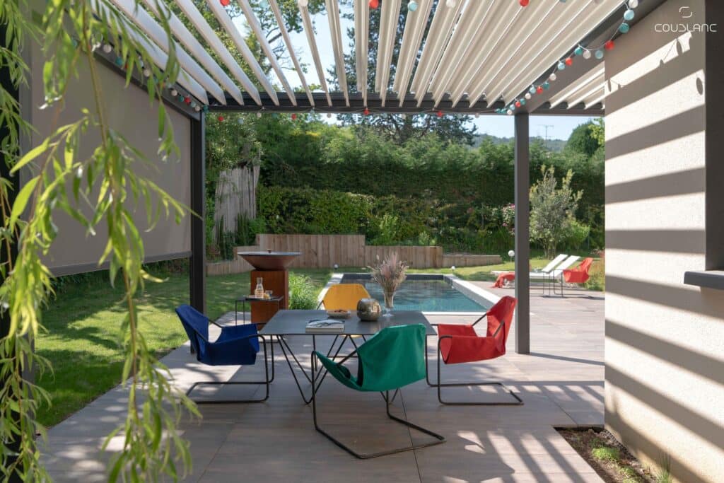 Double pergola pour terrasse ensoleillée avec piscine