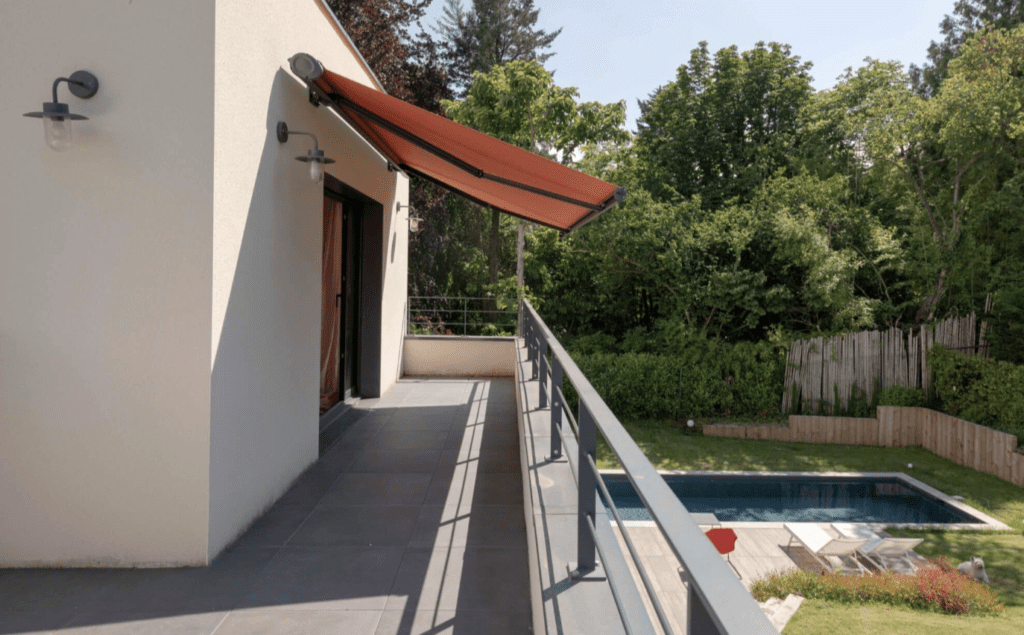 Store élégant pour profiter du balcon