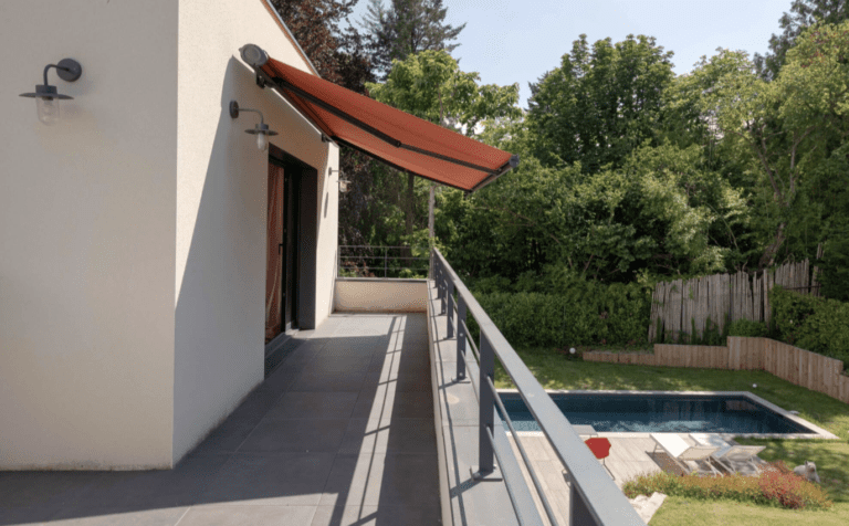 Accueil Store élégant pour profiter du balcon