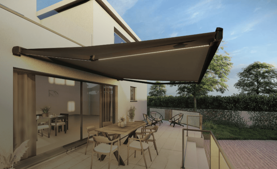 Store extérieur installé sur une terrasse